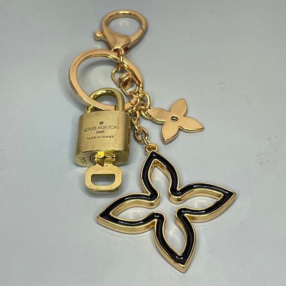 Louis Vuitton Brass Lock and Key Set 302 with a Fashion Flower Keychain - Picture 2 of 4